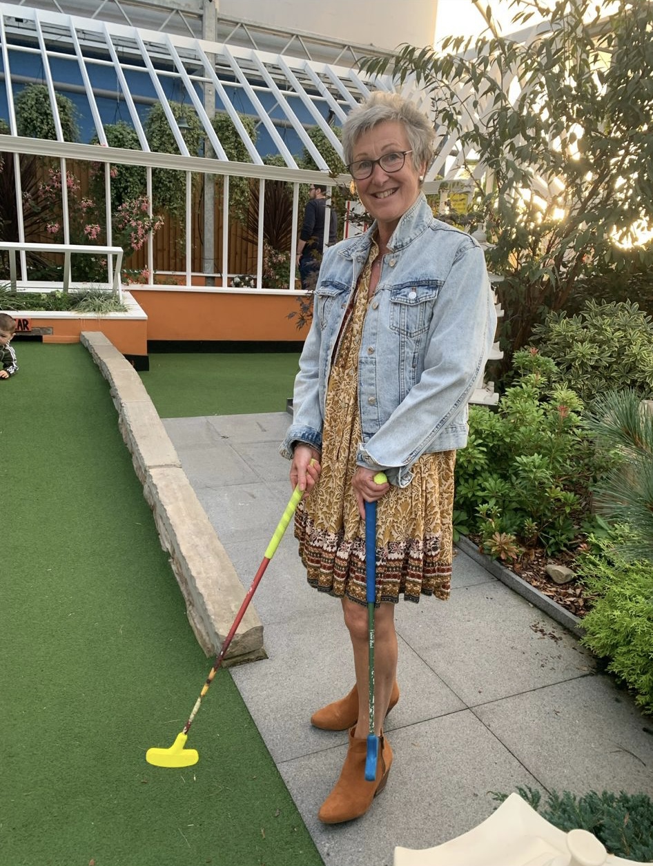 Christine play mini golf1